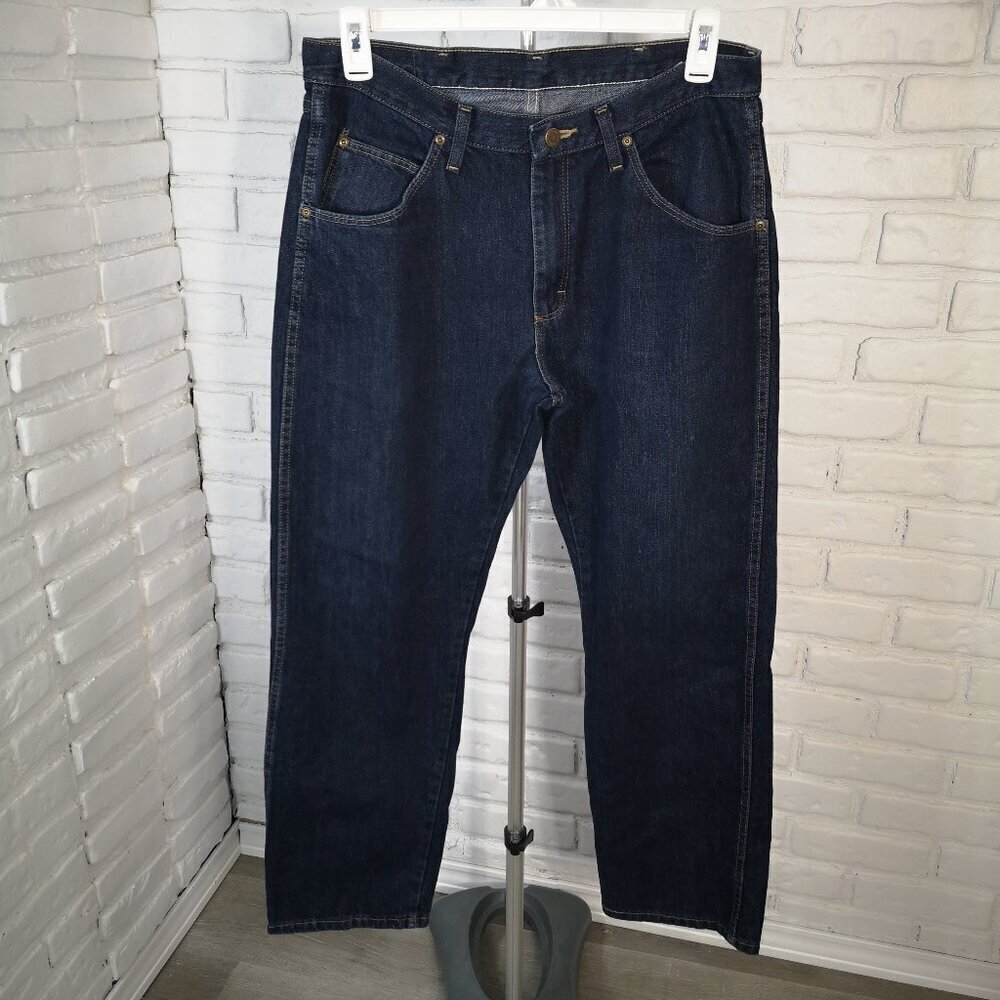 Wrangler Men's Size 34/30 Medium Wash Straight Legs Blue Jeans
